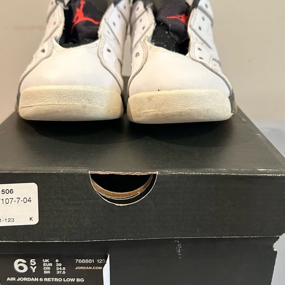 Retro 6s - Picture 3 of 6